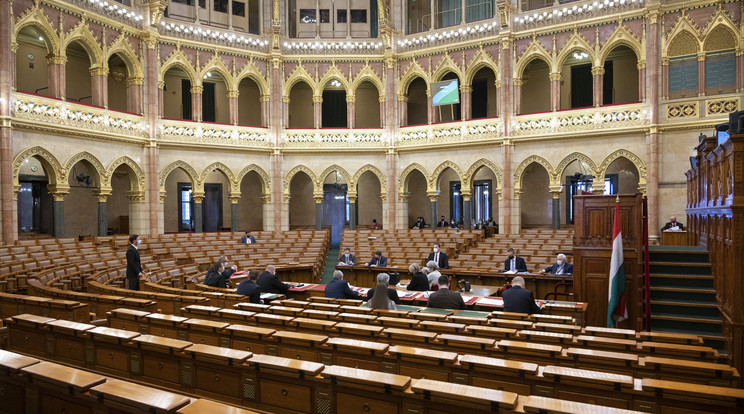 Nyitóképünk illusztráció - Képviselők a parlamentben / Fotó: MTI/Szigetváry Zsolt