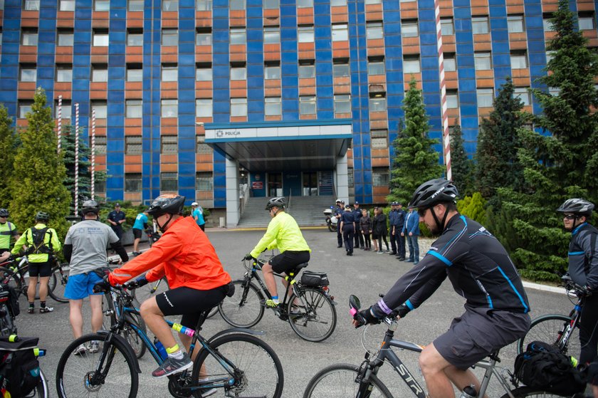 Katowice. Charytatwyna sztafeta rowerowa policjantów