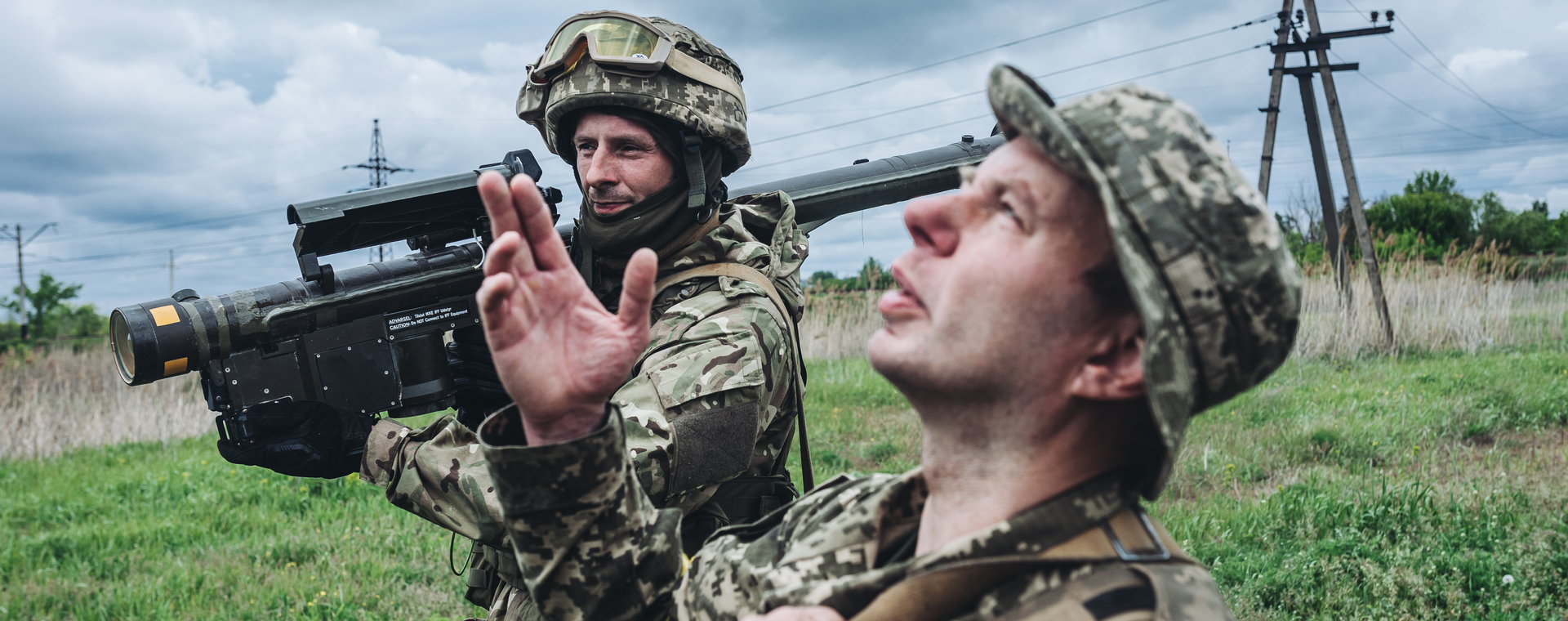 Ukraińscy żołnierze wyjaśniają działanie broni przeciwlotniczej w obwodzie donieckim, Ukraina 14 maja 2022 r. 