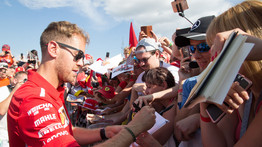 Sokat hibázik, mégsem kér a segítségből Sebastian Vettel