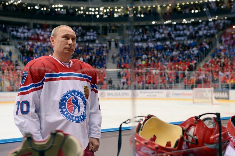 Władimir Putin strzelił 8 goli w meczu z byłymi gwiazdami NHL
