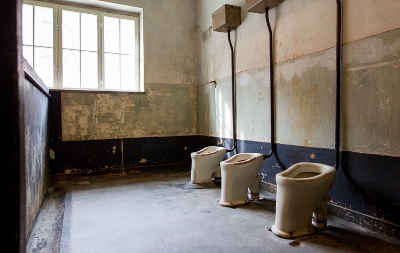 Wnętrze udostępnionego dla zwiedzających, pierwszego z dwóch 'bloków rezerwatowych' w Muzeum Auschwitz w Oświęcimiu