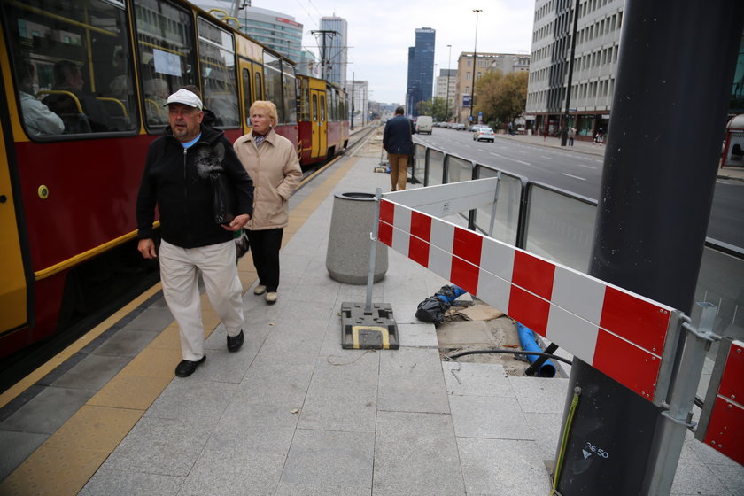 Ulice otwarte, a robotnicy wciąż pracują. 