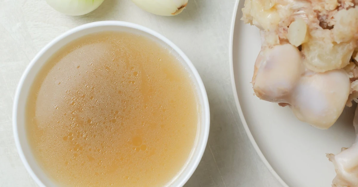 Rosół kolagenowy - naturalny eliksir dla skóry, stawów i jelit. Co daje jego picie? Sprawdzamy efekty po tygodniu