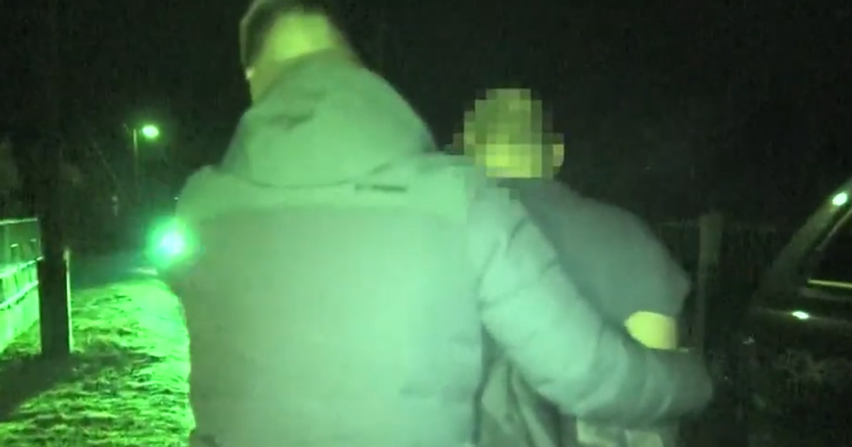A 90-es években lefejezett egy fiút, most kislányok megerőszakolása miatt rúgta rá az ajtót a kommandó – videó