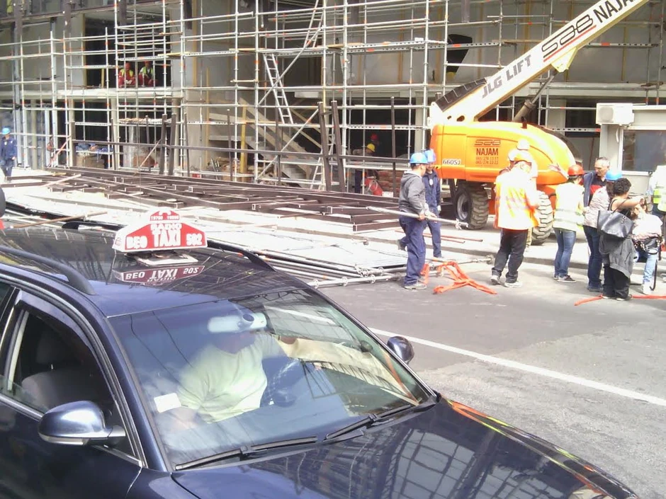 Na Trgu republike 17. aprila, metalna ograda je pala na prolaznice