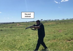 Slika Navida Akrama kako vežba i puca pre napada