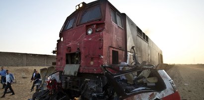 Weselny autobus wpadł pod pociąg. Wielu zabitych i rannych