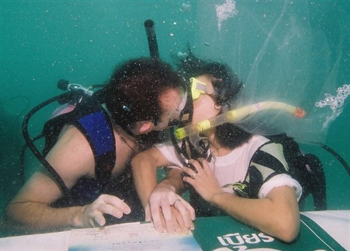 THAILAND - VALENTINES DAY - UNDERWATER - WEDDING