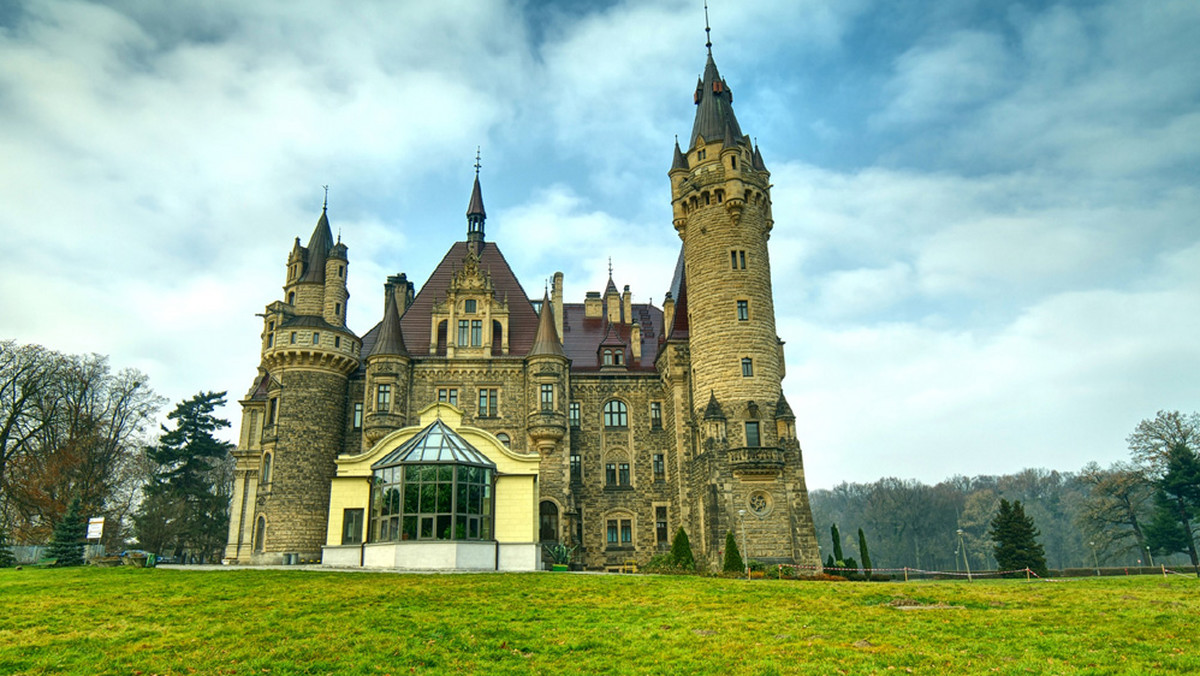 Wielu twierdzi, że to najpiękniejszy pałac w Polsce, cechuje go bowiem ogromne zróżnicowanie kształtów i wysokości oraz zawiłość układu elementów architektonicznych.