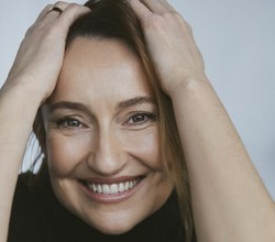 Katarzyna Groniec prezentuje drugi singiel z płyty "Konstelacje". Posłuchaj "Calm Down"