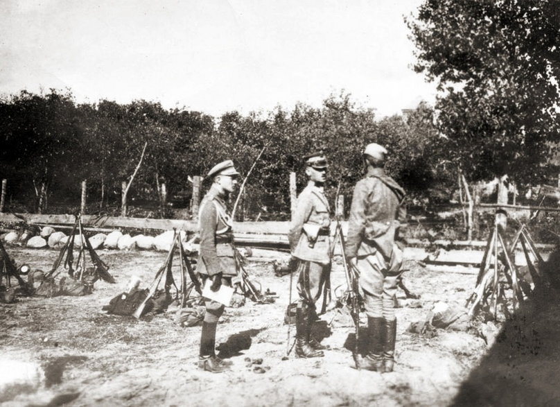 Gen. Władysław Sikorski (w środku) z żołnierzami 5 Armii nad Wkrą, sierpień 1920