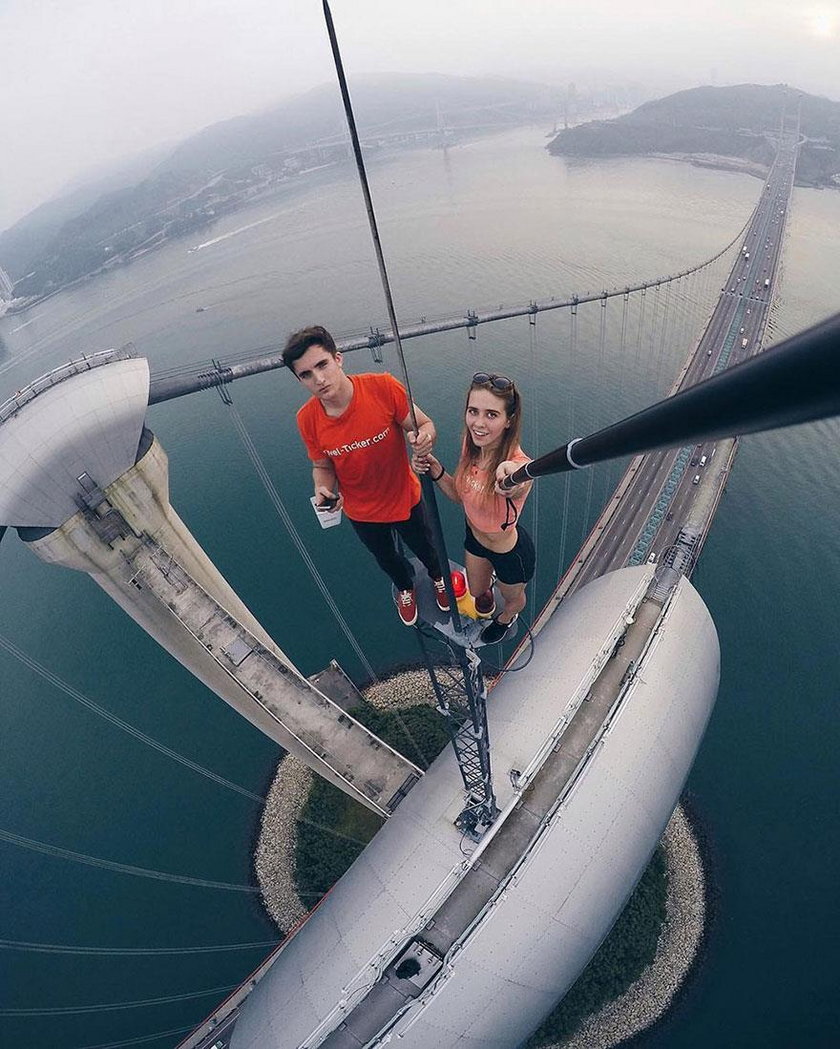 Młoda Rosjanka uwielbia robić selfie na wysokości