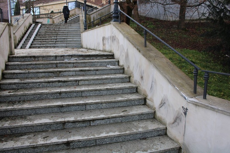 W Krośnie pijany mężczyzna zjechał autem po schodach