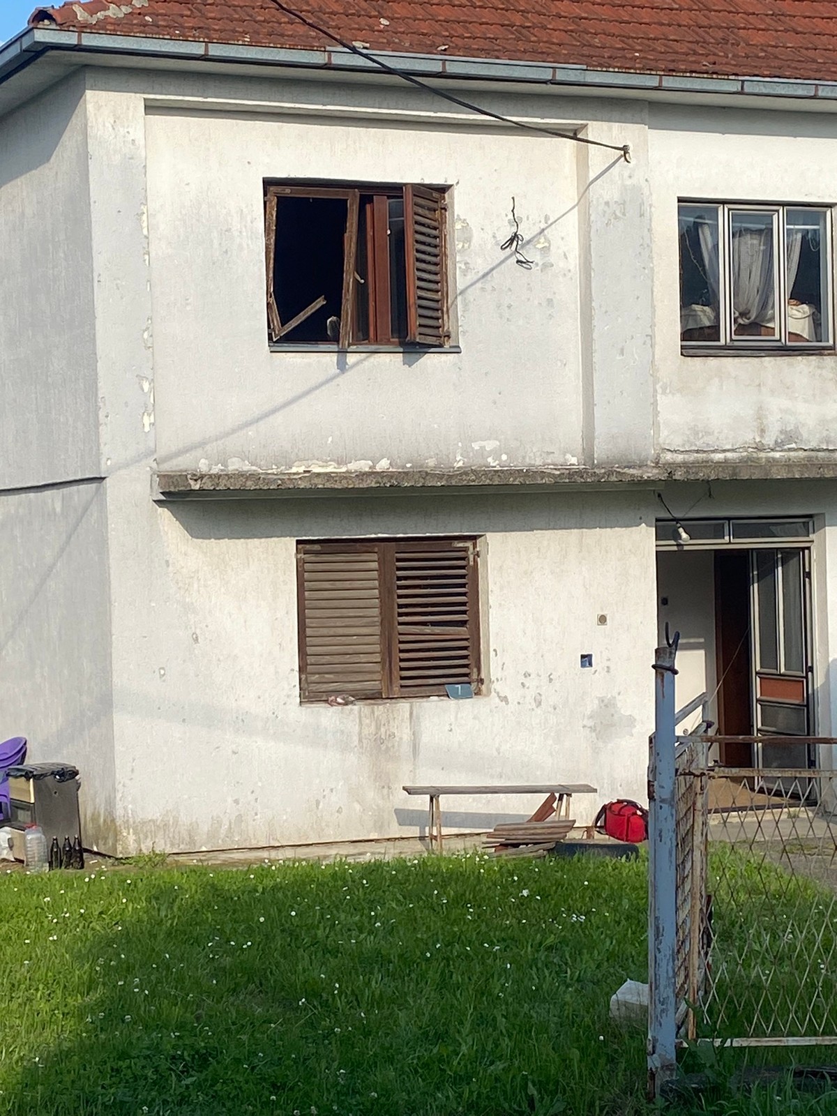 Čula je jauke i odmah me pozvala: Nikola iz Aranđelovca rukom razvalio daske na prozoru kako bi spasio bolesnog čoveka, ovo nije prvo njegovo herojsko delo