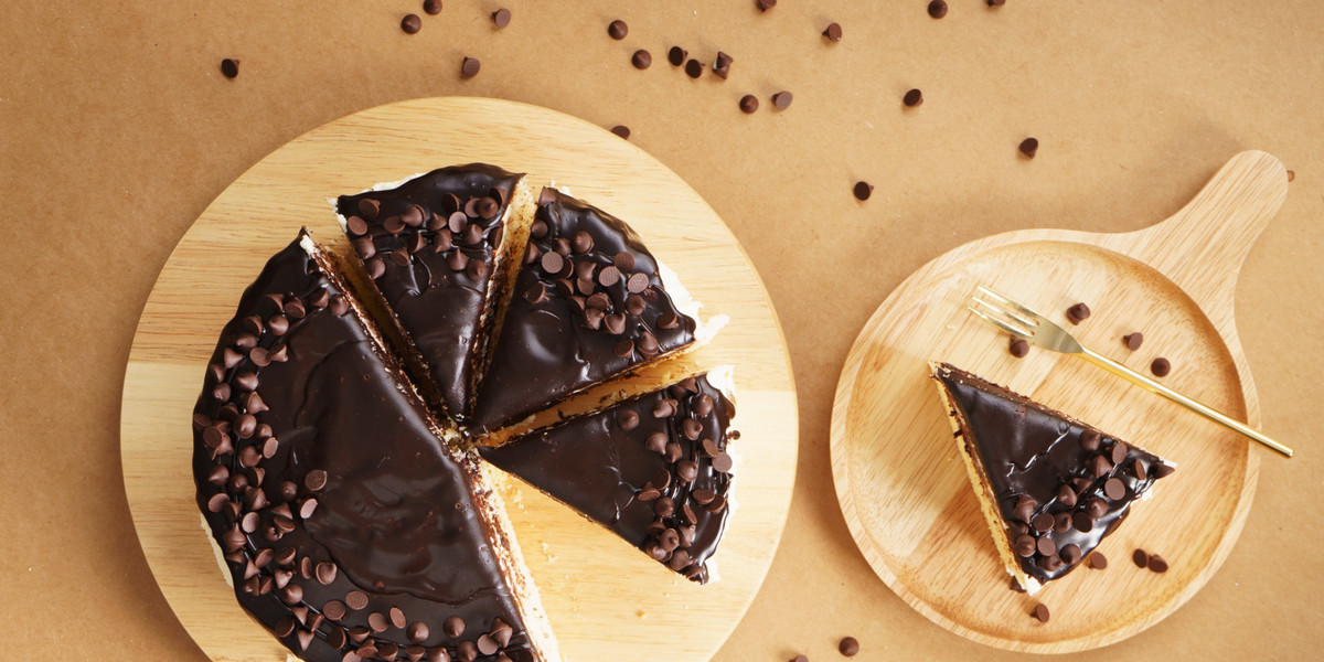 Ciasto można ozdobić polewą czekoladową lub posypać kawałkami orzechów i czekolady.
