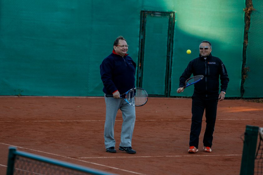 Ryszard Kalisz gra w tenisa