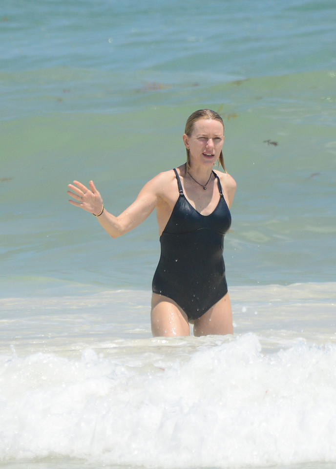 Naomi Watts w stroju kąpielowym