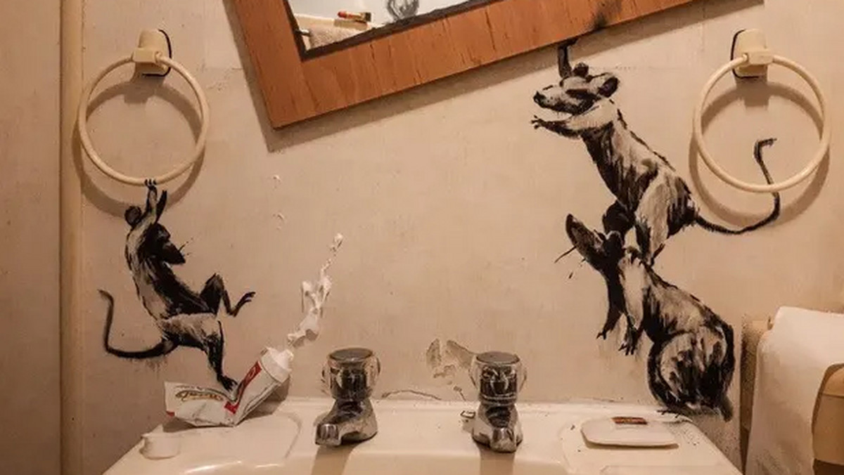 Banksy, najsłynniejszy artysta uliczny, dostosowuje się do wymogów kwarantanny. Swoje nowe dzieło stworzył we własnych czterech ścianach i opatrzył słowami: "Moja żona nie znosi, jak pracuję z domu".