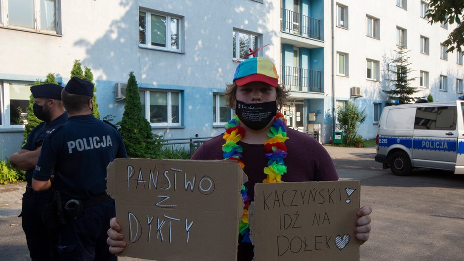 Franek Broda przed komisariatem policji przy ul. Tremeskiej we Wrocławiu