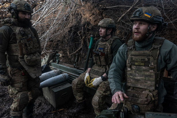 Ukraiński żołnierz obok pocisków artyleryjskich w oczekiwaniu na rozkaz ostrzału w kierunku Kreminnej w obwodzie donieckim