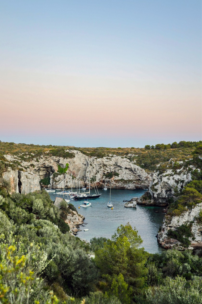 Die Buchten Menorcas füllen sich während des Sommers mit Segel- und Motorjachten. 