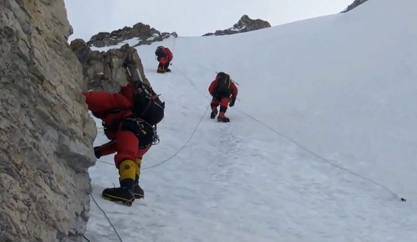 Alpiniści zdobywają szczyt