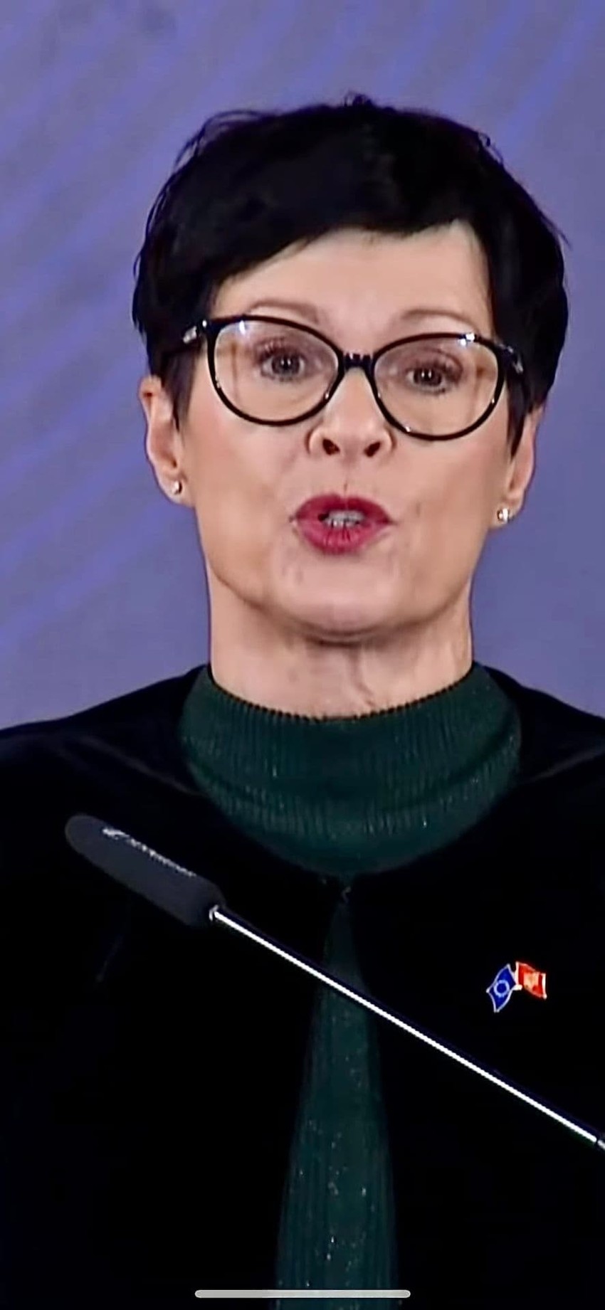 Marta Kos sa zastavica EU i Crne Gore na sakou