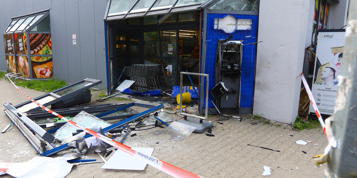Przestępcy wysadzili bankomat i część sklepu przy ul. Tatarakowej w Lublinie.
