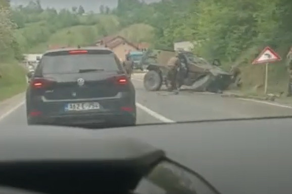 CELA POSADA PREVEZENA U BOLNICU Vozač terenca EUFOR izgubio kontrolu i sletio s puta