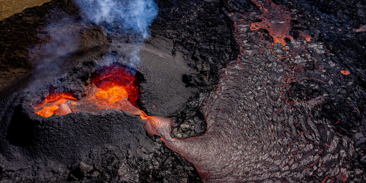 Islandia. Wulkan Fagradalsfjall. Magma wypływa z krateru, 15 sierpnia 2022 r. 