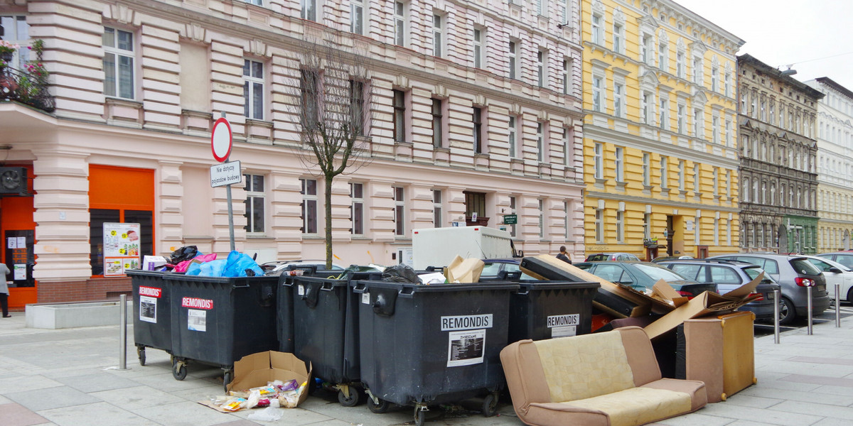 Warszawa zmienia zasady opłat za wywóz śmieci. Miasto chce jednak pomóc niektórym mieszkańcom.