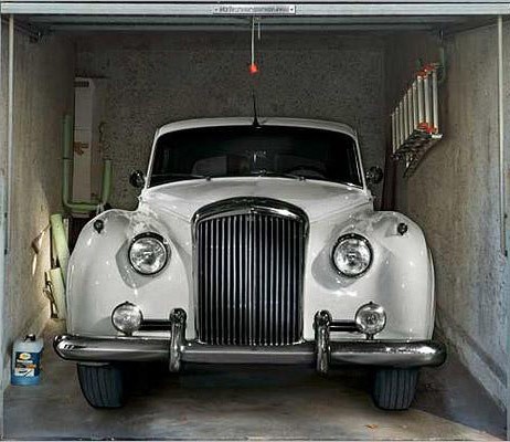 Dzięki gustownej fototapecie nudne drzwi do garażu zyskują zupełnie nowy charakter