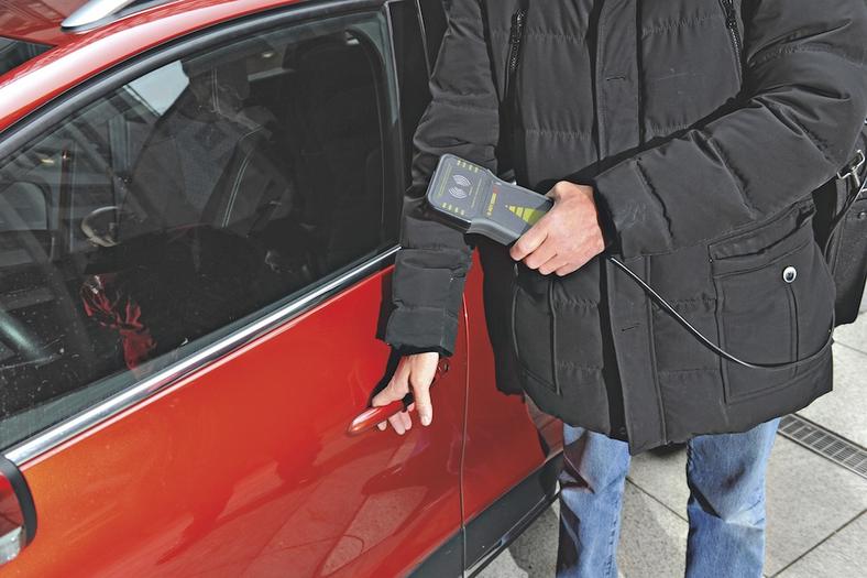 Sprzęt wykorzystywany do kradzieży aut metodą „na walizkę” wygląda niepozornie, da się go użyć w sposób niezauważalny dla osób postronnych. 