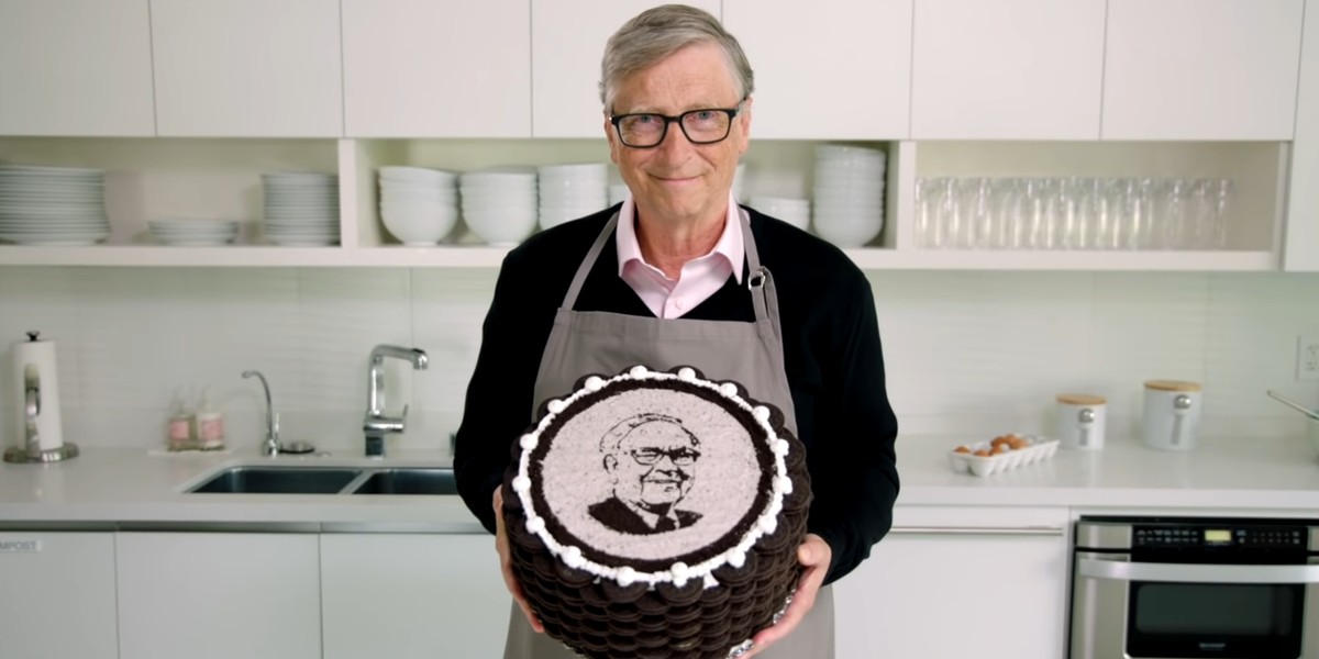 Bill Gates wyjaśnił, że tort dla Warrena Buffeta zrobił, by "uczcić jego preferencje żywieniowe".