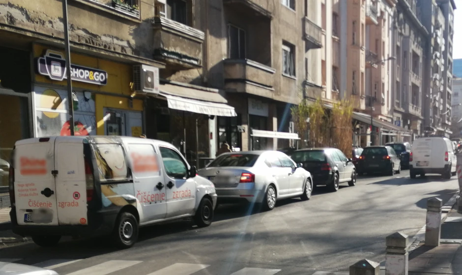 Čitav red nepropisno parkiranih vozila