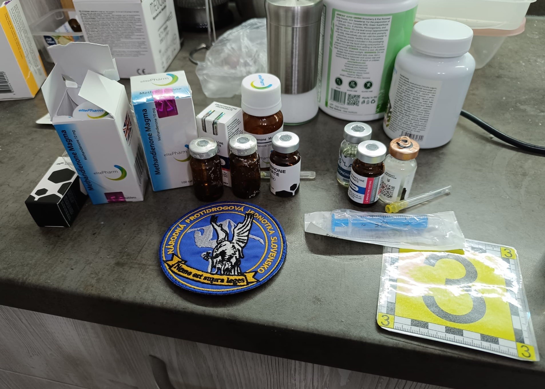 Kukláči v akcii Hlavička čistia Slovensko.