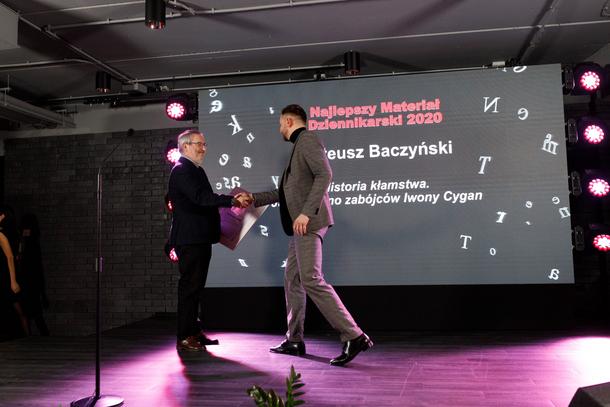 Michał Broniatowski z nagrodą dla Mateusza Baczyńskiego za najlepszy materiał dziennikarski