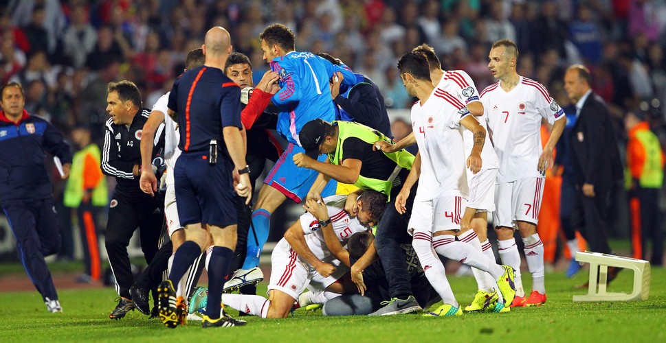 Skandal na meczu w Belgradzie. Zdalnie sterowany obiekt latający z flagą wywołał awanturę