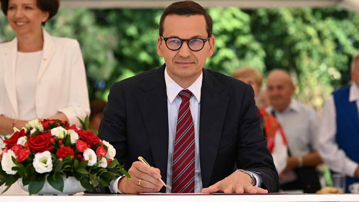 Premier Mateusz Morawiecki podpisuje rozporządzenie o wysokości 14. emerytury