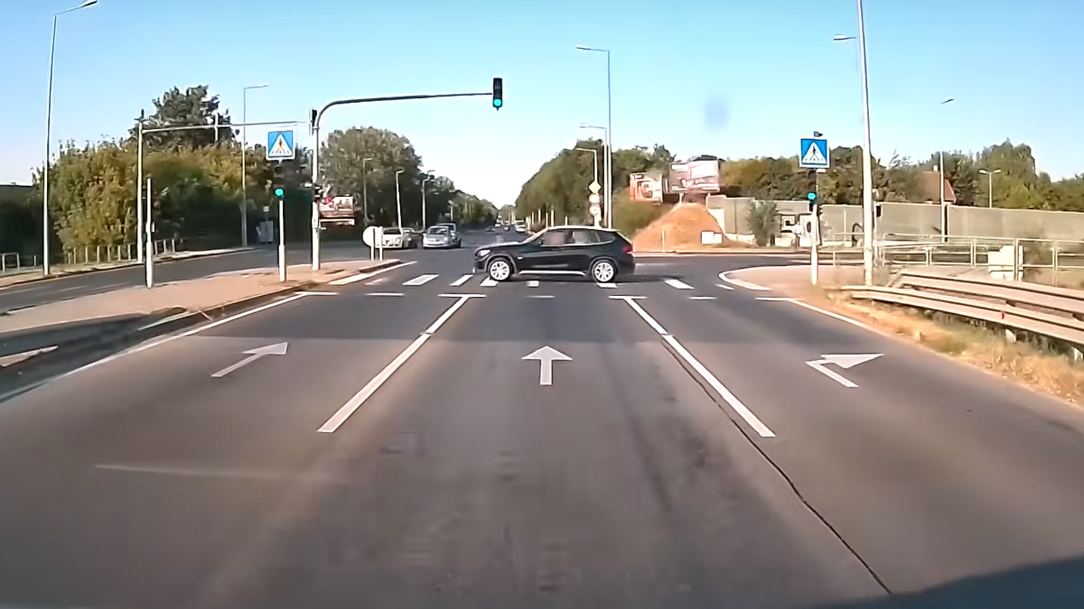 Ezt hogy gondolta? Gyalogosként kelt át a zebrán egy BMW-s Budapesten – videó