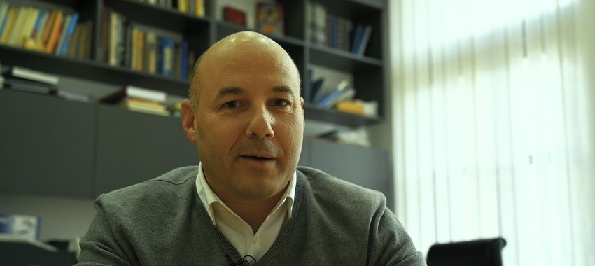 Direktor osnovne škole koju je pohađao Željko Joksimović, emisija "Metra moga sela"