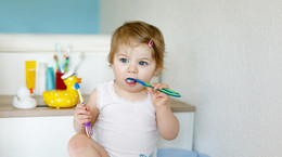Zęby mleczne u dzieci - kiedy się pojawiają, pielęgnacja, leczenie