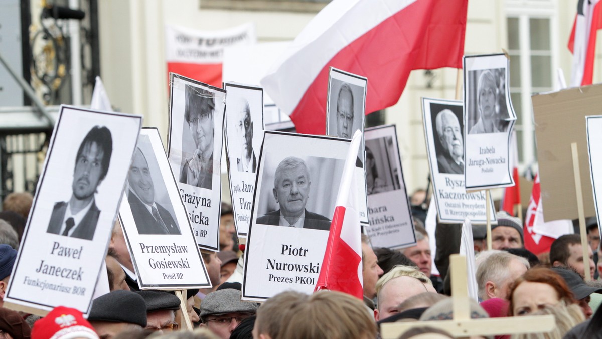 Dzisiaj przed 8.41 rano przed Pałacem Prezydenckim zgromadziło się już ponad tysiąc osób z flagami narodowymi przepasanymi kirem, wciąż dochodzą nowe. Otoczenia Pałacu pilnuje policja i straż miejska. Rozlegają się okrzyki: "Chcemy prawdy". Na jednym z transparentów znajduje się napis: "Jaki prezydent, taki patriotyzm".