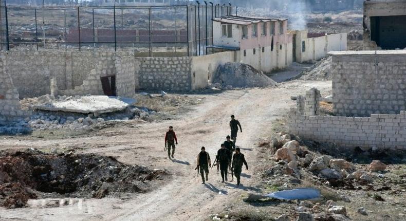 Syrian pro-government forces approach the Baeedin district in eastern Aleppo on November 23, 2016