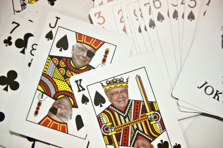 Jego Królewska Wysokość - Buffett. Wśród gadżetów sprzedawanych podczas zjazdu akcjonariuszy znalazły się karty do gry z podobiznami Buffetta i Charliego Mungera. Jeden komplet kosztuje 10 dolarów.