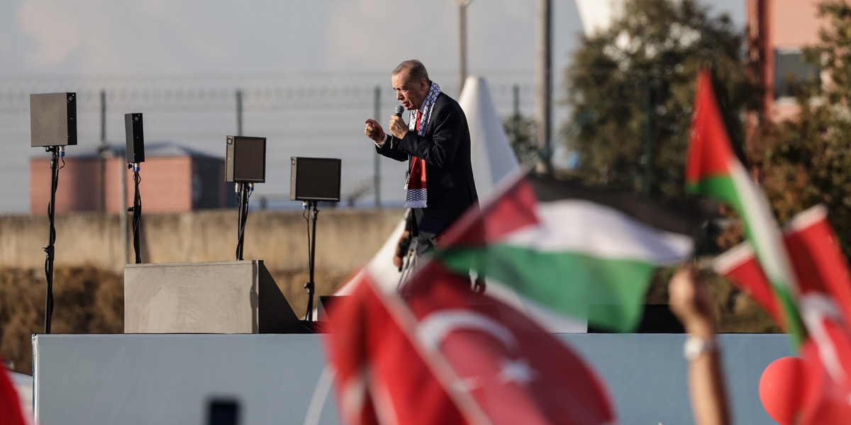 Prezydent Turcji Recep Tayyip Erdogan przemawia podczas propalestyńskiego wiecu na lotnisku w Stambule, Turcja, 28 października 2023 r. 
