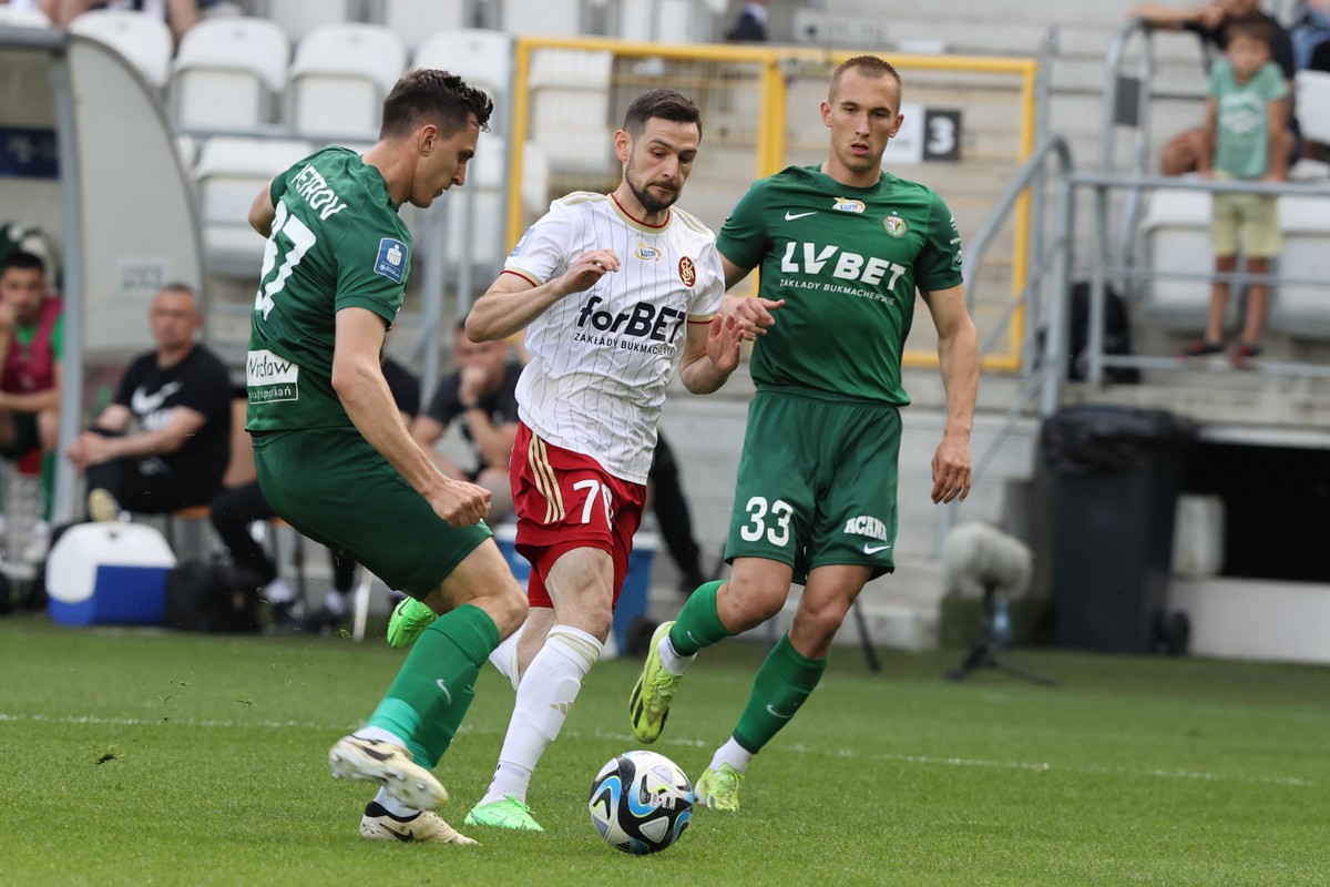 Zawodnik ŁKS Łódź Husein Balic (C) oraz Simeon Petrow (L) i Jehor Macenko (P) ze Śląska Wrocław podczas meczu 31. kolejki piłkarskiej Ekstraklasy