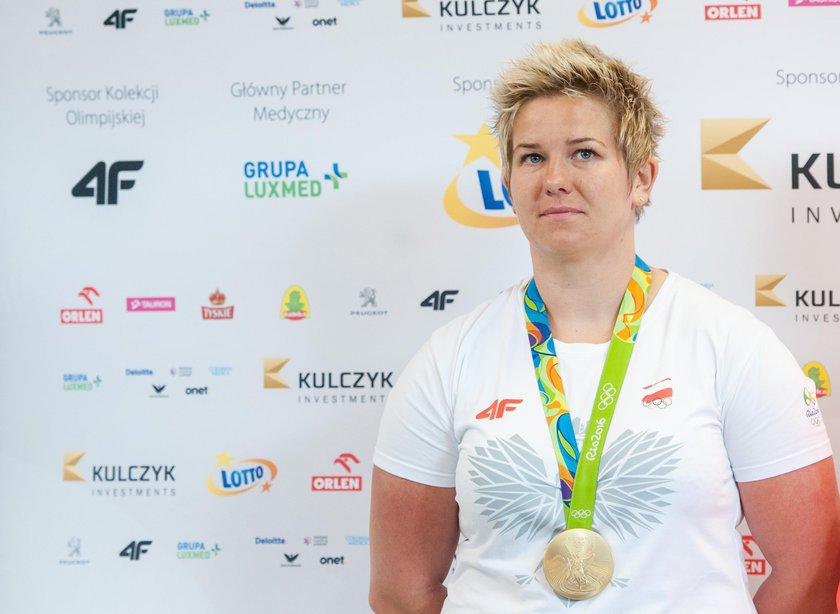 Rio 2016: Anita Włodarczyk powitana na Okęciu! Kibice dopisali