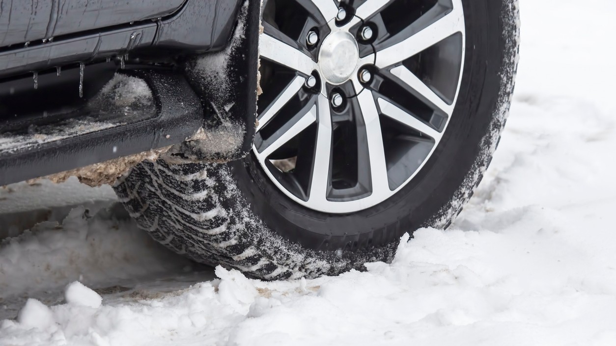 Ľad a sneh na podbehu kolies: Skryté zimné nebezpečenstvo, ktoré ovplyvňuje riadenie a brzdenie. 